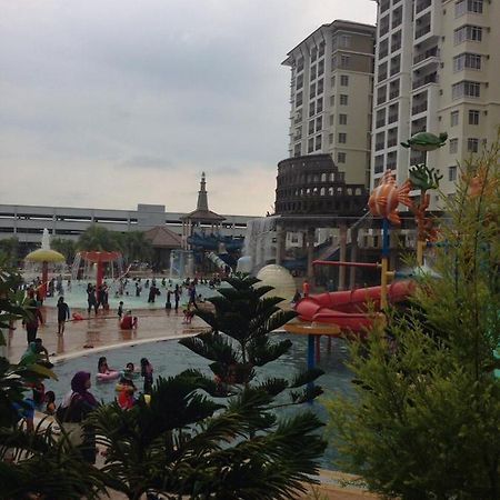 Apartments & Free Access To Waterpark At B Lagoon Melaka Esterno foto