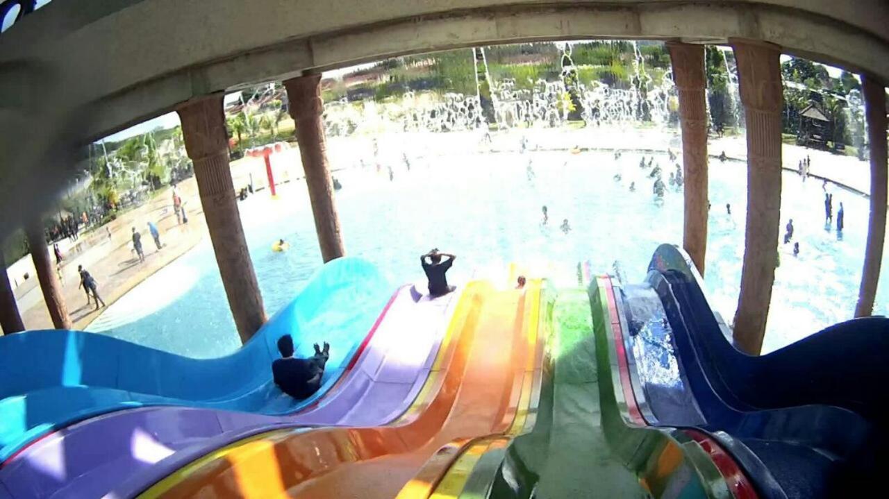 Apartments & Free Access To Waterpark At B Lagoon Melaka Esterno foto